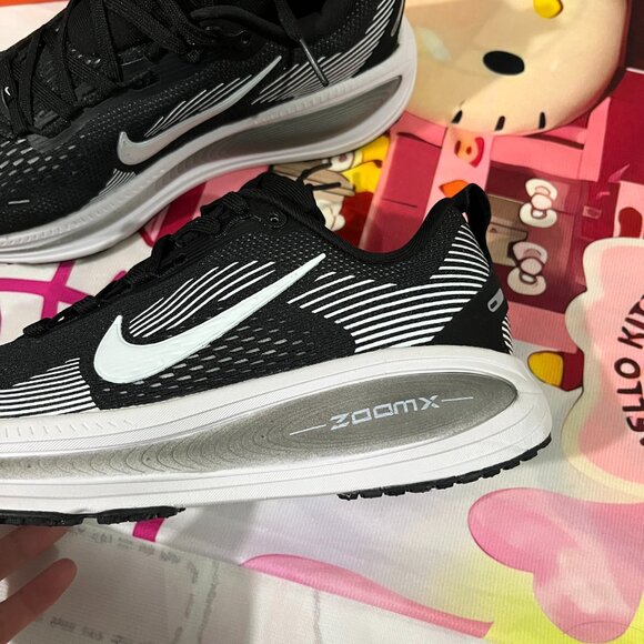 Nike Black And White Cushioned Running Shoes - Picture 4 of 7